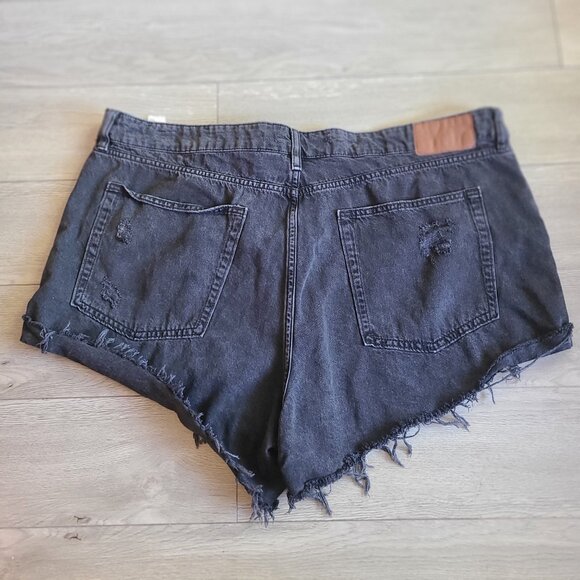 H&M Plus Size Button Up Black Distressed Jean Shorts Size 24 - Picture 3 of 3